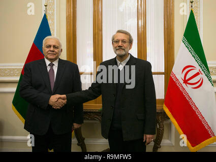 Téhéran, Iran. Dec 25, 2018. Le Président du Parlement iranien Ali Larijani (R), serre la main avec le président de l'Assemblée nationale de l'Azerbaïdjan Ogtay Asadov lors de leur réunion à Téhéran, capitale de l'Iran, le 25 décembre, 2018. Credit : Ahmad Halabisaz/Xinhua/Alamy Live News Banque D'Images