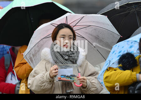 Nanjing, Nanjing, Chine. Dec 26, 2018. Nanjing, Chine-spectateurs d'attendre à l'extérieur d'un site d'examen avant l'examen de qualification de troisième cycle à Nanjing, à l'est ChinaÃ¢â€ Province de Jiangsu.Plus de 2,9 millions d'étudiants d'assister à l'examen d'études supérieures en Chine cette année. Crédit : SIPA Asie/ZUMA/Alamy Fil Live News Banque D'Images