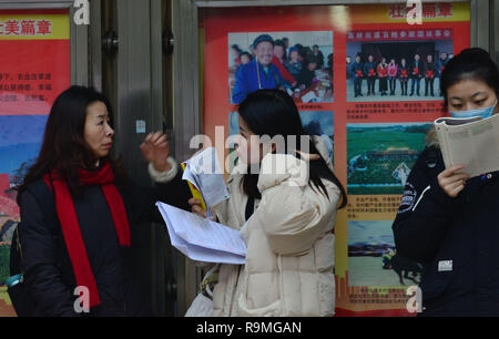 Nanjing, Nanjing, Chine. Dec 26, 2018. Nanjing, Chine-spectateurs d'attendre à l'extérieur d'un site d'examen avant l'examen de qualification de troisième cycle à Nanjing, à l'est ChinaÃ¢â€ Province de Jiangsu.Plus de 2,9 millions d'étudiants d'assister à l'examen d'études supérieures en Chine cette année. Crédit : SIPA Asie/ZUMA/Alamy Fil Live News Banque D'Images