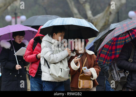 Nanjing, Nanjing, Chine. Dec 26, 2018. Nanjing, Chine-spectateurs d'attendre à l'extérieur d'un site d'examen avant l'examen de qualification de troisième cycle à Nanjing, à l'est ChinaÃ¢â€ Province de Jiangsu.Plus de 2,9 millions d'étudiants d'assister à l'examen d'études supérieures en Chine cette année. Crédit : SIPA Asie/ZUMA/Alamy Fil Live News Banque D'Images