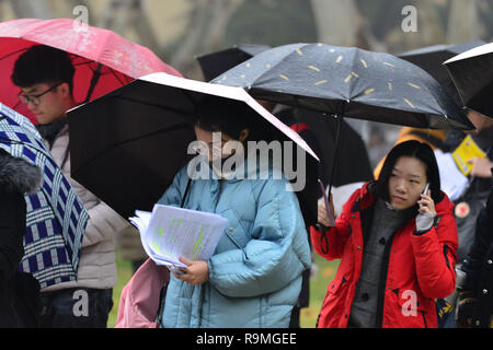 Nanjing, Nanjing, Chine. Dec 26, 2018. Nanjing, Chine-spectateurs d'attendre à l'extérieur d'un site d'examen avant l'examen de qualification de troisième cycle à Nanjing, à l'est ChinaÃ¢â€ Province de Jiangsu.Plus de 2,9 millions d'étudiants d'assister à l'examen d'études supérieures en Chine cette année. Crédit : SIPA Asie/ZUMA/Alamy Fil Live News Banque D'Images