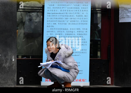 Nanjing, Nanjing, Chine. Dec 26, 2018. Nanjing, Chine-spectateurs d'attendre à l'extérieur d'un site d'examen avant l'examen de qualification de troisième cycle à Nanjing, à l'est ChinaÃ¢â€ Province de Jiangsu.Plus de 2,9 millions d'étudiants d'assister à l'examen d'études supérieures en Chine cette année. Crédit : SIPA Asie/ZUMA/Alamy Fil Live News Banque D'Images