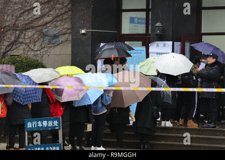 Nanjing, Nanjing, Chine. Dec 26, 2018. Nanjing, Chine-spectateurs d'attendre à l'extérieur d'un site d'examen avant l'examen de qualification de troisième cycle à Nanjing, à l'est ChinaÃ¢â€ Province de Jiangsu.Plus de 2,9 millions d'étudiants d'assister à l'examen d'études supérieures en Chine cette année. Crédit : SIPA Asie/ZUMA/Alamy Fil Live News Banque D'Images