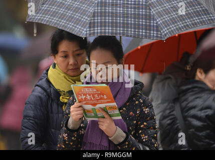 Nanjing, Nanjing, Chine. Dec 26, 2018. Nanjing, Chine-spectateurs d'attendre à l'extérieur d'un site d'examen avant l'examen de qualification de troisième cycle à Nanjing, à l'est ChinaÃ¢â€ Province de Jiangsu.Plus de 2,9 millions d'étudiants d'assister à l'examen d'études supérieures en Chine cette année. Crédit : SIPA Asie/ZUMA/Alamy Fil Live News Banque D'Images