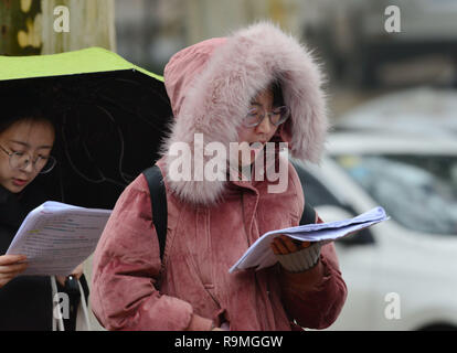 Nanjing, Nanjing, Chine. Dec 26, 2018. Nanjing, Chine-spectateurs d'attendre à l'extérieur d'un site d'examen avant l'examen de qualification de troisième cycle à Nanjing, à l'est ChinaÃ¢â€ Province de Jiangsu.Plus de 2,9 millions d'étudiants d'assister à l'examen d'études supérieures en Chine cette année. Crédit : SIPA Asie/ZUMA/Alamy Fil Live News Banque D'Images