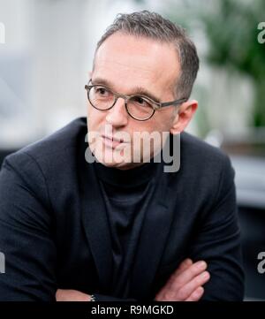 Berlin, Allemagne. Dec 21, 2018. Heiko Maas (SPD), le ministre des Affaires étrangères, parle aux journalistes de l'agence de presse allemande dans un entretien au Ministère fédéral des affaires étrangères. Credit : Kay Nietfeld/dpa/Alamy Live News Banque D'Images