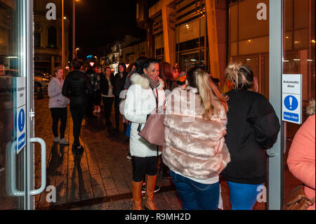 Blackpool, Lancashire, Royaume-Uni. Dec 26, 2018. Les consommateurs ont très tôt ce matin à la file d'attente pour la grande vente au prochain, Blackpool. Avec certaines personnes prétendant ils d'attente de 2h, il y avait environ 120 chineurs attendent pour ouvrir la boutique à 6h00. Le personnel du magasin de dire que c'était la plus grande file d'attente dans un certain nombre d'années. Credit : Andy Gibson/Alamy Live News. Banque D'Images