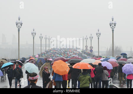 Nanjing, Chine. Dec 26, 2018. Personnes visitent le Pont de la rivière Yangtze Shanghai rénové à Nanjing, capitale de la province de Jiangsu, Chine orientale, 26 déc., 2018. Construit il y a un demi-siècle, le Shanghai Yangtze River Bridge est le premier double-pont route-rail truss bridge. Il a été rouvert le mercredi après une rénovation de plus deux ans. Credit : Fang Dongxu/Xinhua/Alamy Live News Banque D'Images