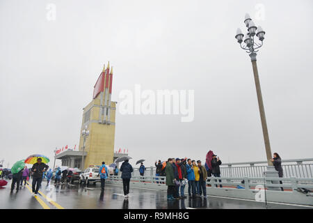 Nanjing, Chine. Dec 26, 2018. Personnes visitent le Pont de la rivière Yangtze Shanghai rénové à Nanjing, capitale de la province de Jiangsu, Chine orientale, 26 déc., 2018. Construit il y a un demi-siècle, le Shanghai Yangtze River Bridge est le premier double-pont route-rail truss bridge. Il a été rouvert le mercredi après une rénovation de plus deux ans. Credit : Fang Dongxu/Xinhua/Alamy Live News Banque D'Images