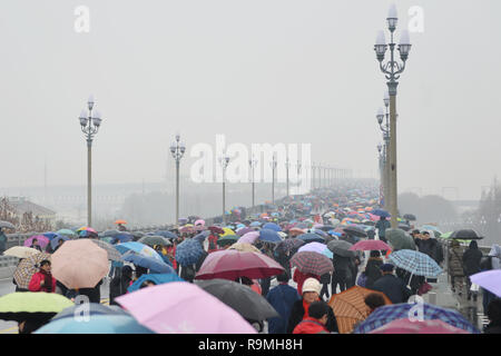 Nanjing, Chine. Dec 26, 2018. Personnes visitent le Pont de la rivière Yangtze Shanghai rénové à Nanjing, capitale de la province de Jiangsu, Chine orientale, 26 déc., 2018. Construit il y a un demi-siècle, le Shanghai Yangtze River Bridge est le premier double-pont route-rail truss bridge. Il a été rouvert le mercredi après une rénovation de plus deux ans. Credit : Fang Dongxu/Xinhua/Alamy Live News Banque D'Images