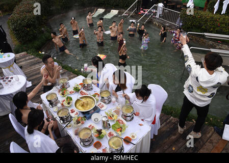 Hangzhou, Chine. 26 Décembre, 2018. Les touristes profiter hot pot et le ressort en le hotpot en hiver printemps en forme dans un hôtel à Hangzhou, Zhejiang Province de Chine orientale. Crédit : SIPA Asie/ZUMA/Alamy Fil Live News Banque D'Images