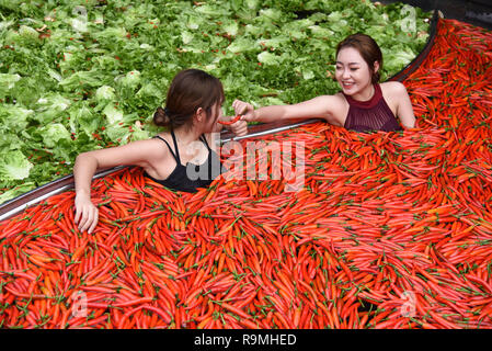 Hangzhou, Chine. 26 Décembre, 2018. Les touristes profiter hot pot et le ressort en le hotpot en hiver printemps en forme dans un hôtel à Hangzhou, Zhejiang Province de Chine orientale. Crédit : SIPA Asie/ZUMA/Alamy Fil Live News Banque D'Images