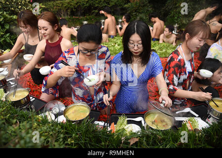 Hangzhou, Chine. 26 Décembre, 2018. Les touristes profiter hot pot et le ressort en le hotpot en hiver printemps en forme dans un hôtel à Hangzhou, Zhejiang Province de Chine orientale. Crédit : SIPA Asie/ZUMA/Alamy Fil Live News Banque D'Images