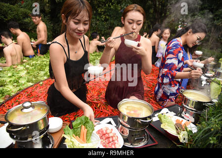 Hangzhou, Chine. 26 Décembre, 2018. Les touristes profiter hot pot et le ressort en le hotpot en hiver printemps en forme dans un hôtel à Hangzhou, Zhejiang Province de Chine orientale. Crédit : SIPA Asie/ZUMA/Alamy Fil Live News Banque D'Images