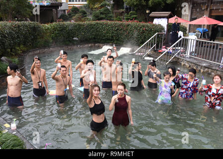 Hangzhou, Chine. 26 Décembre, 2018. Les touristes profiter hot pot et le ressort en le hotpot en hiver printemps en forme dans un hôtel à Hangzhou, Zhejiang Province de Chine orientale. Crédit : SIPA Asie/ZUMA/Alamy Fil Live News Banque D'Images