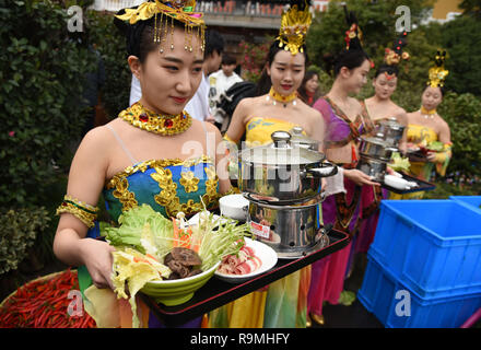 Hangzhou, Chine.. Dec 26, 2018. Les touristes profiter hot pot et le ressort en le hotpot en hiver printemps en forme dans un hôtel à Hangzhou, la Chine de l'sLa Province de Zhejiang. Crédit : SIPA Asie/ZUMA/Alamy Fil Live News Banque D'Images