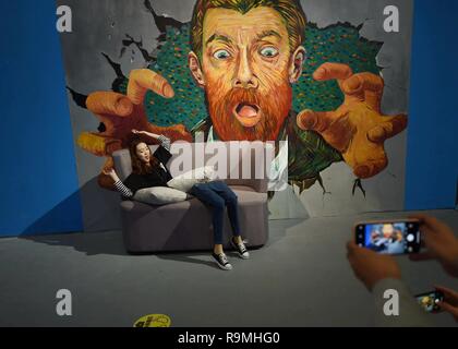 Hangzhou, Province de Zhejiang, Chine. 26 décembre 2018. Les gens profiter d'installations visuelles interactives sur le thème de l'art de Van Gogh lors d'une exposition à l'est de Hangzhou, Chine'sLa Province de Zhejiang. Crédit : SIPA Asie/ZUMA/Alamy Fil Live News Banque D'Images