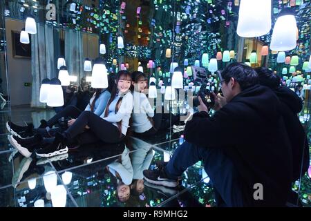 Hangzhou, Province de Zhejiang, Chine. 26 décembre 2018. Les gens profiter d'installations visuelles interactives sur le thème de l'art de Van Gogh lors d'une exposition à l'est de Hangzhou, Chine'sLa Province de Zhejiang. Crédit : SIPA Asie/ZUMA/Alamy Fil Live News Banque D'Images