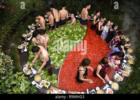 Hangzhou, Chine.. Dec 26, 2018. Les touristes profiter hot pot et le ressort en le hotpot en hiver printemps en forme dans un hôtel à Hangzhou, la Chine de l'sLa Province de Zhejiang. Crédit : SIPA Asie/ZUMA/Alamy Fil Live News Banque D'Images