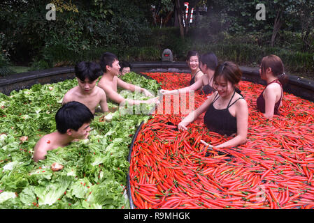 Hangzhou, Chine.. Dec 26, 2018. Les touristes profiter hot pot et le ressort en le hotpot en hiver printemps en forme dans un hôtel à Hangzhou, la Chine de l'sLa Province de Zhejiang. Crédit : SIPA Asie/ZUMA/Alamy Fil Live News Banque D'Images