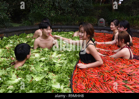 Hangzhou, Chine.. Dec 26, 2018. Les touristes profiter hot pot et le ressort en le hotpot en hiver printemps en forme dans un hôtel à Hangzhou, la Chine de l'sLa Province de Zhejiang. Crédit : SIPA Asie/ZUMA/Alamy Fil Live News Banque D'Images