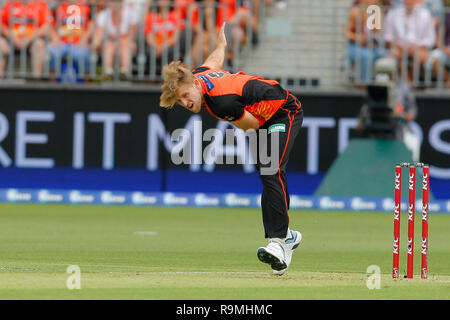 Stade Optus, Perth, Australie. Dec 26, 2018. Big Bash australienne de cricket, Perth Scorchers contre les grévistes d'Adélaïde ; David Willey de la Perth Scorchers bols au cours de l'Action Crédit : manches grévistes Plus Sport/Alamy Live News Banque D'Images