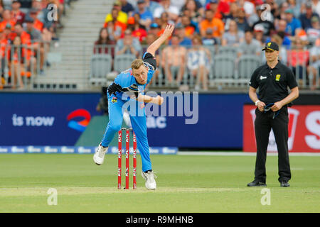 Stade Optus, Perth, Australie. Dec 26, 2018. Big Bash australienne de cricket, Perth Scorchers contre les grévistes d'Adélaïde ; Billy Stanlake de Adelaide grévistes pendant la pétanque Scorchers Crédit manches : Action Plus Sport/Alamy Live News Banque D'Images