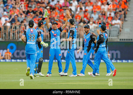 Stade Optus, Perth, Australie. Dec 26, 2018. Big Bash australienne de cricket, Perth Scorchers contre grévistes Adélaïde Adélaïde ; célébrer les joueurs guichet de Michael Klinger Credit : Action Plus Sport/Alamy Live News Banque D'Images