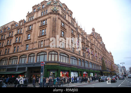 Harrods, Knightsbridge, London, UK. 12Th Sep 2018 - file d'acheteurs à l'extérieur du magasin de luxe Harrods pour le Boxing Day sales à Knightsbridge, Boxing Day est l'une des journées les plus chargées pour les points de vente au détail avec des dizaines de milliers de clients en profitant de l'après-Noël d'aubaines. Credit : Dinendra Haria/Alamy Live News Banque D'Images