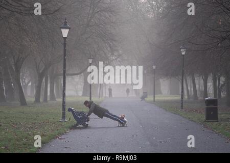 Sefton Park, Liverpool, Royaume-Uni. 26 Décembre, 2018. Les gens profiter d'une promenade tôt le matin la brume efface dans Sefton Park à Liverpool le Mercredi, Décembre 26, 2018. Crédit : Christopher Middleton/Alamy Live News Banque D'Images