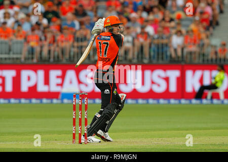 Stade Optus, Perth, Australie. Dec 26, 2018. Big Bash australienne de cricket, Perth Scorchers contre les grévistes d'Adélaïde ; Ashton Turner de la Perth Scorchers regarde son coup de batte au cours de son action : Crédit Plus Sport/Alamy Live News Banque D'Images