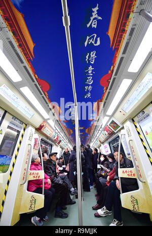 (181226) -- BEIJING, 26 déc 2018 (Xinhua) -- passagers prendre le métro ligne 4 à Xi'an, capitale du nord-ouest de la Chine, dans la province de Shaanxi, du 26 décembre, 2018. La ligne 4 de métro à Xi'an avec un total de 29 stations ont commencé l'exploitation d'essai le mercredi. (Xinhua/Shao Rui) Banque D'Images