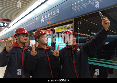 (181226) -- BEIJING, 26 déc 2018 (Xinhua) -- les constructeurs posent pour des photos à une plate-forme de la ligne 4 de métro à Xi'an, capitale du nord-ouest de la Chine, dans la province de Shaanxi, du 26 décembre, 2018. La ligne 4 de métro à Xi'an avec un total de 29 stations ont commencé l'exploitation d'essai le mercredi. (Xinhua/Shao Rui) Banque D'Images