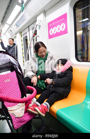 (181226) -- BEIJING, 26 déc 2018 (Xinhua) -- une femme et un enfant prendre le métro ligne 4 à Xi'an, capitale du nord-ouest de la Chine, dans la province de Shaanxi, du 26 décembre, 2018. La ligne 4 de métro à Xi'an avec un total de 29 stations ont commencé l'exploitation d'essai le mercredi. (Xinhua/Shao Rui) Banque D'Images