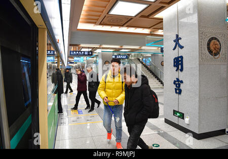 (181226) -- BEIJING, 26 déc 2018 (Xinhua) -- les trains pour passagers attendent à une plate-forme de la ligne 4 de métro à Xi'an, capitale du nord-ouest de la Chine, dans la province de Shaanxi, du 26 décembre, 2018. La ligne 4 de métro à Xi'an avec un total de 29 stations ont commencé l'exploitation d'essai le mercredi. (Xinhua/Shao Rui) Banque D'Images