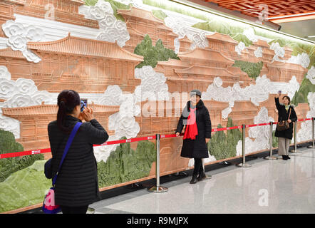 (181226) -- BEIJING, 26 déc 2018 (Xinhua) -- passagers posent pour des photos devant un mur peint à l'intérieur d'une gare de la ligne 4 de métro à Xi'an, capitale du nord-ouest de la Chine, dans la province de Shaanxi, du 26 décembre, 2018. La ligne 4 de métro à Xi'an avec un total de 29 stations ont commencé l'exploitation d'essai le mercredi. (Xinhua/Shao Rui) Banque D'Images