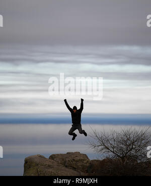 Schmitten, Allemagne. Dec 26, 2018. Andreas Ochs de Genthin fait un saut pour une photo souvenir au cours d'une excursion sur le Brunhildis rock du Großer Feldberg dans le Taunus. Credit : Arne Dedert/dpa/Alamy Live News Crédit : afp photo alliance/Alamy Live News Banque D'Images