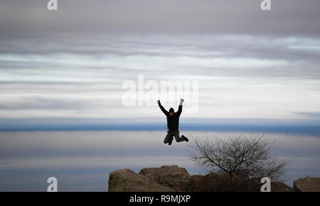 Schmitten, Allemagne. Dec 26, 2018. Andreas Ochs de Genthin fait un saut pour une photo souvenir au cours d'une excursion sur le Brunhildis rock du Großer Feldberg dans le Taunus. Credit : Arne Dedert/dpa/Alamy Live News Crédit : afp photo alliance/Alamy Live News Banque D'Images