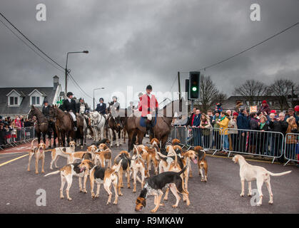 Carrigaline, Cork, Irlande. 26 Décembre, 2018. Les membres de l'Union du Sud se réunissent avec leurs chiens de chasse pour la traditionnelle St Stephen's Day Hunt sur la rue principale à Carrigaline, co Cork, Irlande. Crédit : David Creedon/Alamy Live News Banque D'Images