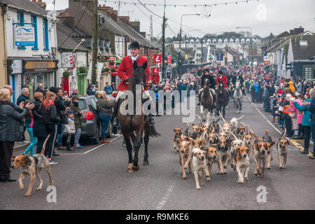 Carrigaline, Cork, Irlande. 26 Décembre, 2018. Les membres de l'Union du Sud partent chasser avec leurs chiens de rue principale, Carrigaline, Co. Cork pour le traditionnel St Stephen's Day Hunt. Crédit : David Creedon/Alamy Live News Banque D'Images