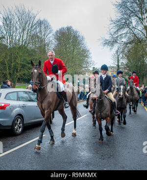 Grantham, Lincolnshire, Royaume-Uni. 26 décembre 2018. La traditionnelle réunion de la Boxing Day Belvoir Hunt a eu lieu avec un petit groupe de manifestants anti-chasse essayant de se faire entendre parmi un grand nombre de supports et de recherche de membres du public. Crédit : Matt Limb OBE/Alamy Live News Banque D'Images