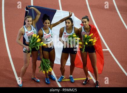 8 mars, 2015 - Prague, République tchèque - l'Europe d'athlétisme en salle 2015 à Prague, en République tchèque, le Dimanche, Mars 8, 2015...médaille d'équipe de France célèbrent après le relais 4x400 au cours de la finale des femmes d'Europe en salle 2015. (Crédit Image : © Slavek Ruta/Zuma sur le fil) Banque D'Images