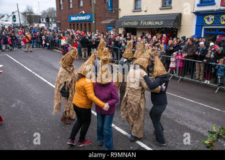 Carrigaline, Cork, Irlande. 26 Décembre, 2018. Membres de Carrigaline Comhaltas habillés en garçons de paille une danse du tambour à main 16 sur la rue Main, dans le cadre de la journée anniversaire à Carrigaline, Espagne. Crédit : David Creedon/Alamy Live News Banque D'Images