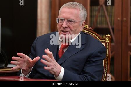 Moscou, Russie. 25 Décembre, 2018. Le chef du Parti libéral-démocrate Vladimir Jirinovski lors d'une réunion avec le président russe Vladimir Poutine au Kremlin, le 25 décembre 2018 à Moscou, Russie. Credit : Planetpix/Alamy Live News Banque D'Images