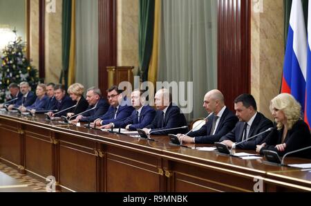 Moscou, Russie. 26 Décembre, 2018. Le président russe Vladimir Poutine et le premier ministre Dmitri Medvedev, centre, s'asseoir avec les membres de leur gouvernement au cours de la fin de l'année, réunion avec les chefs du gouvernement et les fonctionnaires au Kremlin, le 26 décembre 2018 à Moscou, Russie. Credit : Planetpix/Alamy Live News Banque D'Images