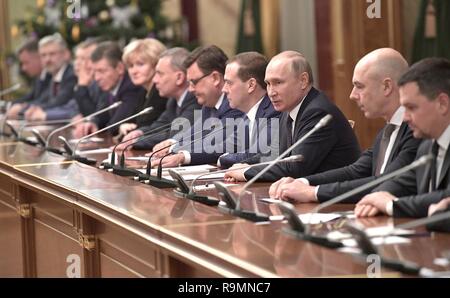 Moscou, Russie. 26 Décembre, 2018. Le président russe Vladimir Poutine et le premier ministre Dmitri Medvedev, centre, s'asseoir avec les membres de leur gouvernement au cours de la fin de l'année, réunion avec les chefs du gouvernement et les fonctionnaires au Kremlin, le 26 décembre 2018 à Moscou, Russie. Credit : Planetpix/Alamy Live News Banque D'Images