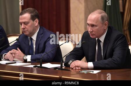 Moscou, Russie. 26 Décembre, 2018. Le président russe Vladimir Poutine et le premier ministre Dmitri Medvedev, gauche, au cours de la fin de l'année, réunion avec les chefs du gouvernement et les fonctionnaires au Kremlin, le 26 décembre 2018 à Moscou, Russie. Credit : Planetpix/Alamy Live News Banque D'Images