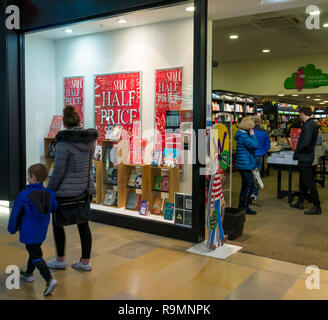 Centre Commercial Ocean Terminal, Leith, Edinburgh, Ecosse, Royaume-Uni, 26 décembre 2018. Waterstones book store front publicité une moitié prix le lendemain de la vente avec la navigation et les acheteurs en passant devant la vitrine afficher Banque D'Images