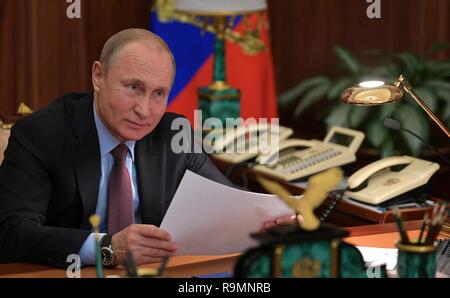 Moscou, Russie. 25 Décembre, 2018. Le président russe Vladimir Poutine avant de parler par téléphone avec Kaipkulov Arslan, un participant dans le rêve avec moi projet bénévole au Kremlin, le 25 décembre 2018 à Moscou, Russie. Arslan, 15 ans, est gravement malade et a rêvé d'un tournage vidéo sur un exécutif, l'avion présidentiel et a eu accès par le président Poutine à travers le rêve avec moi Projet de charité. Credit : Planetpix/Alamy Live News Banque D'Images