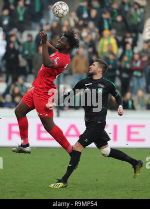 BRUGGE, BELGIQUE - 26 DÉCEMBRE : Rocky Bushiri de Kas Eupen et Dylan De Belder de Cercle lutte pour le ballon au cours de la Jupiler Pro League match day 21 entre Cercle Brugge et Kas Eupen le 26 décembre 2018 à Bruges, Belgique. (Photo de Vincent Van Doorn Banque D'Images